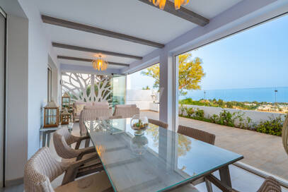 Ljus samtida villa i Nueva Andalucía med havs- och bergsutsikt