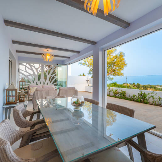 Bright contemporary villa in Nueva Andalucía with sea and mountain views