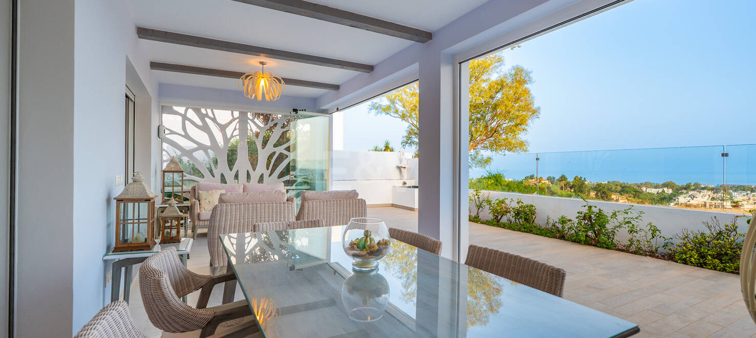 Bright contemporary villa in Nueva Andalucía with sea and mountain views