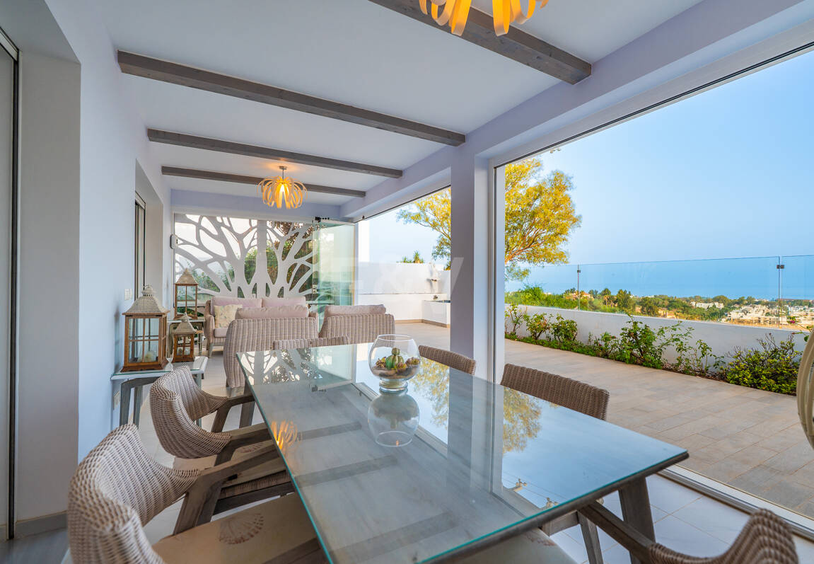 Ljus samtida villa i Nueva Andalucía med havs- och bergsutsikt
