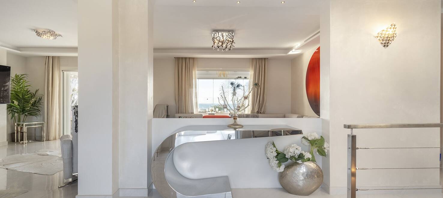 Bright contemporary villa in Nueva Andalucía with sea and mountain views