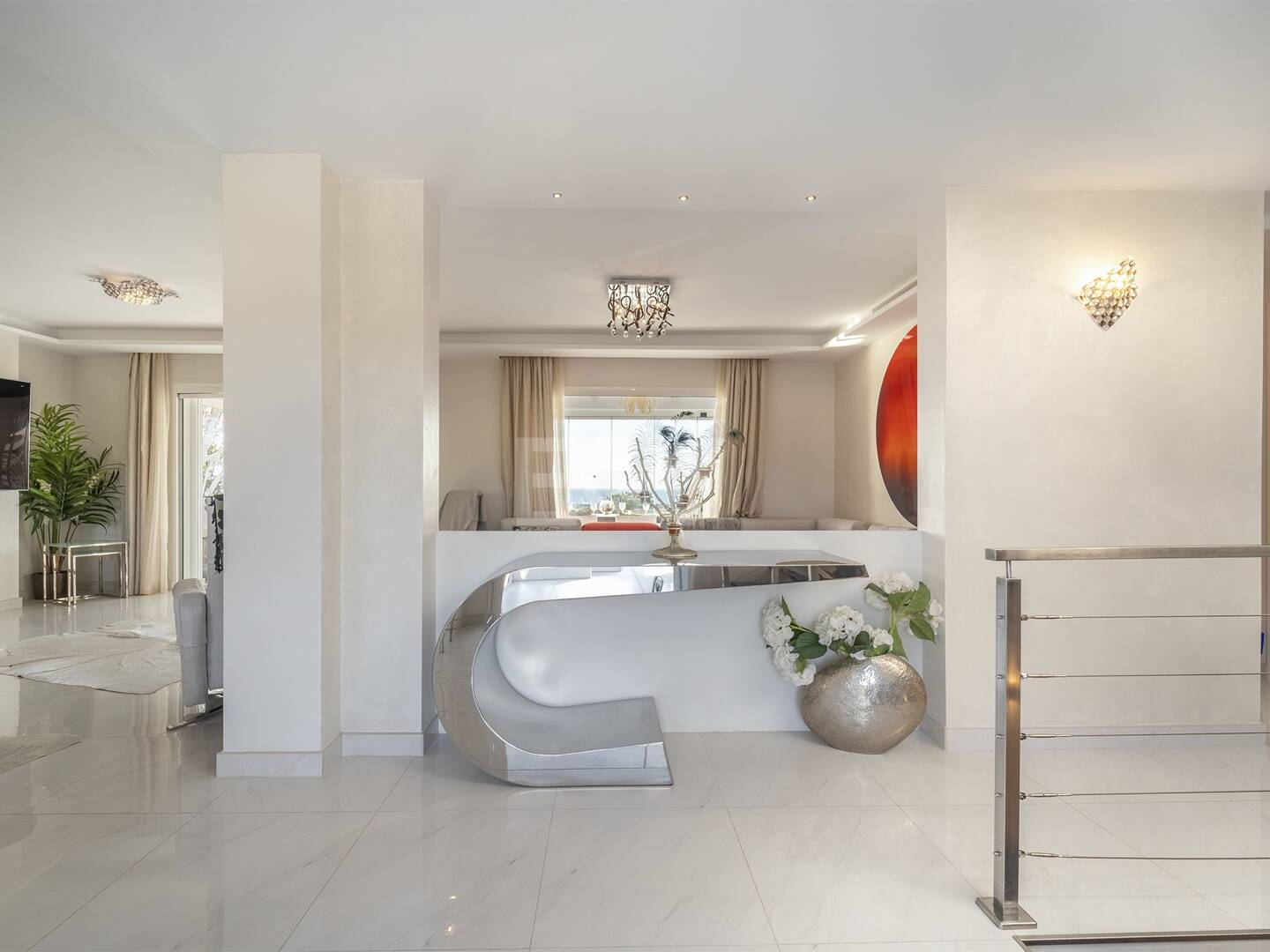 Villa moderna y luminosa en Nueva Andalucía con vistas al mar y a la montaña.