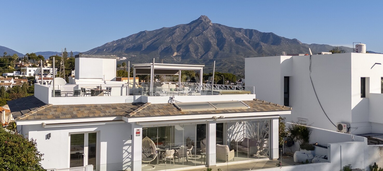 Villa moderna y luminosa en Nueva Andalucía con vistas al mar y a la montaña.