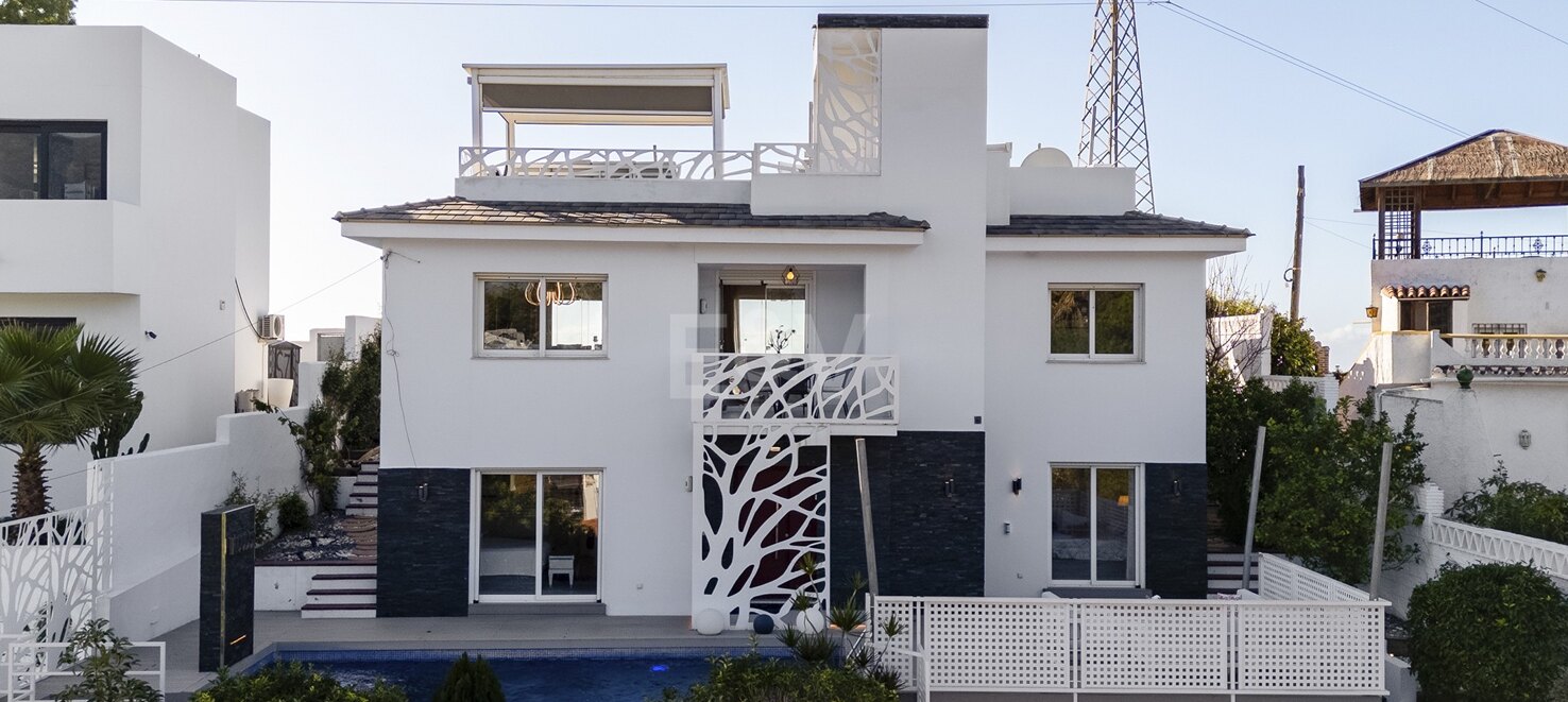 Villa moderna y luminosa en Nueva Andalucía con vistas al mar y a la montaña.