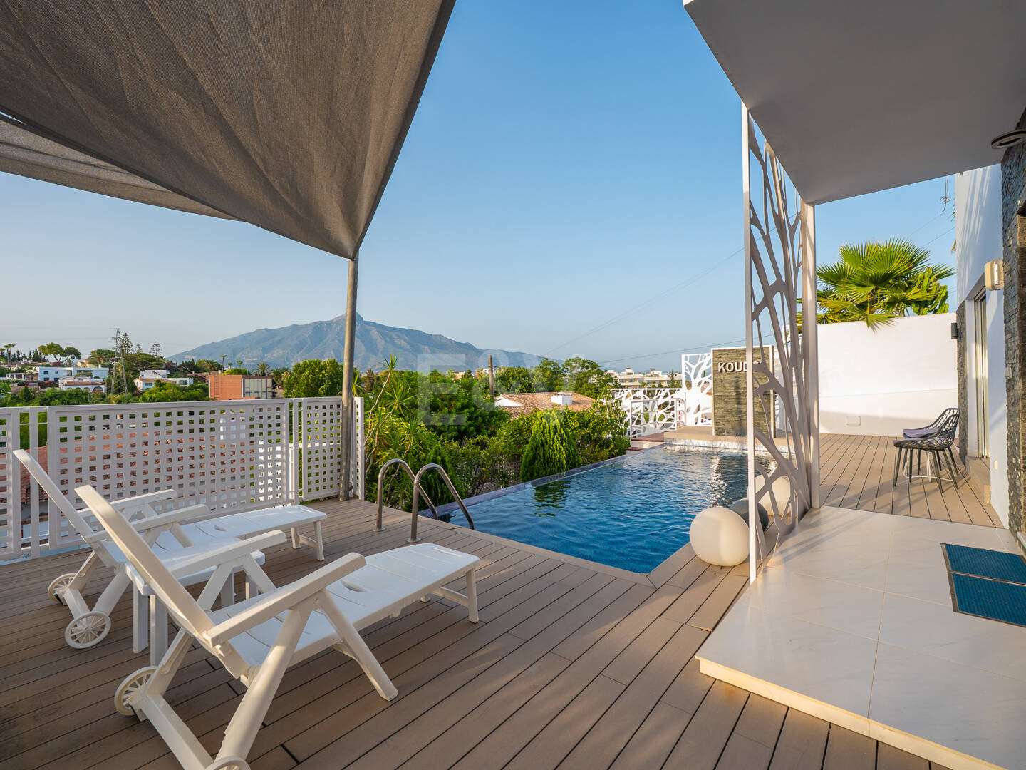 Villa moderna y luminosa en Nueva Andalucía con vistas al mar y a la montaña.