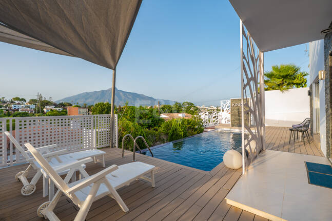 Ljus samtida villa i Nueva Andalucía med havs- och bergsutsikt