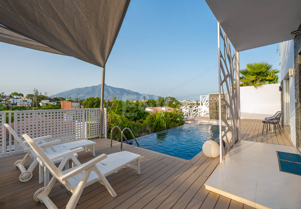 Ljus samtida villa i Nueva Andalucía med havs- och bergsutsikt