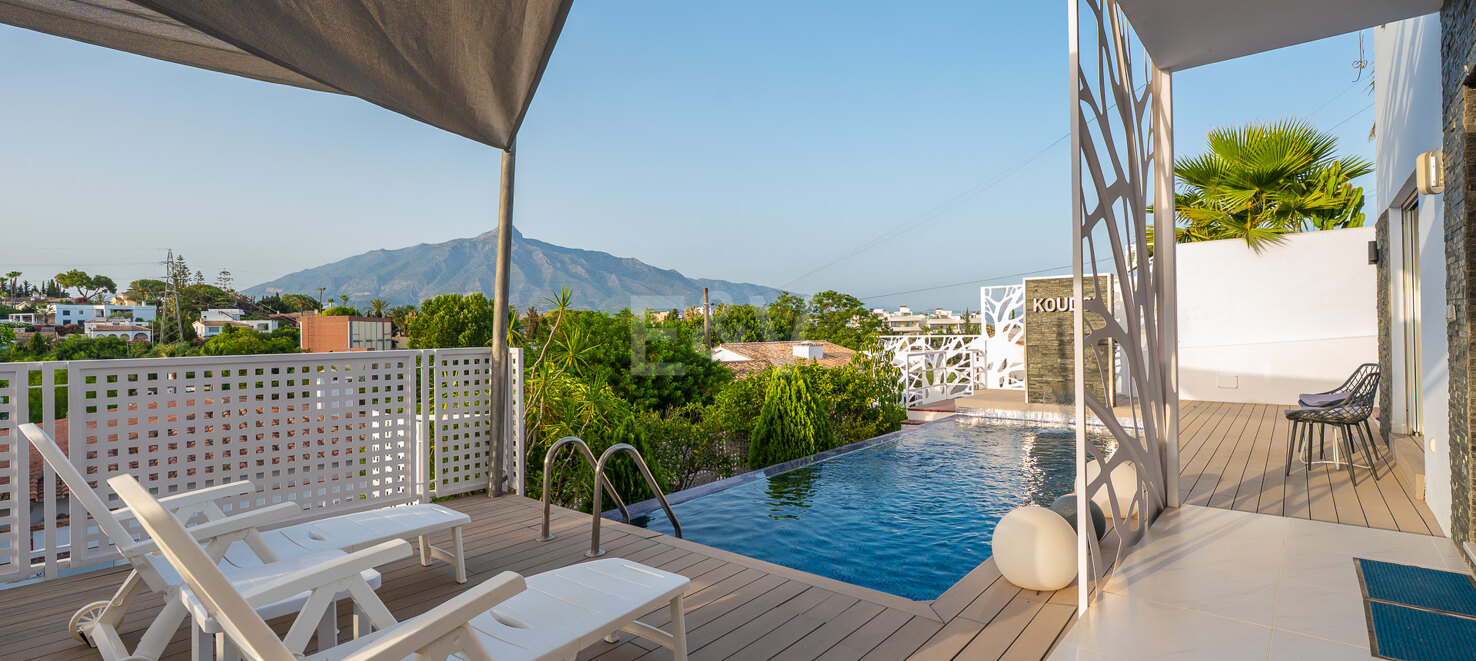 Ljus samtida villa i Nueva Andalucía med havs- och bergsutsikt