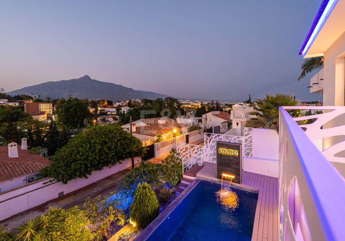Bright contemporary villa in Nueva Andalucía with sea and mountain views