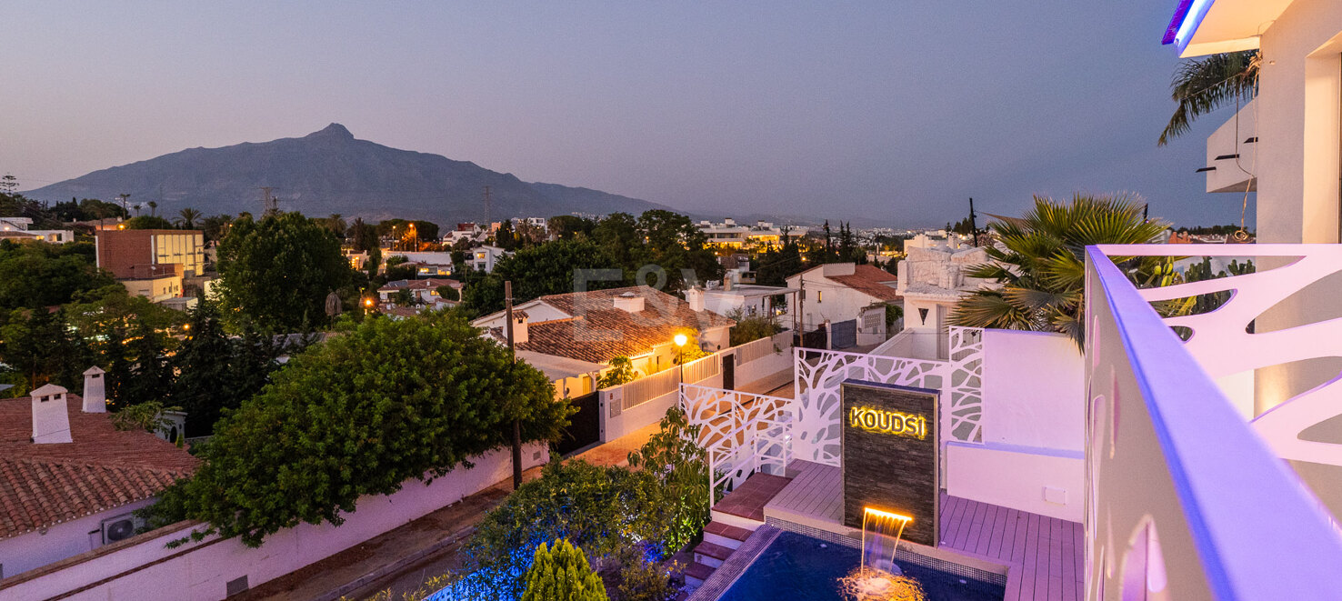 Ljus samtida villa i Nueva Andalucía med havs- och bergsutsikt