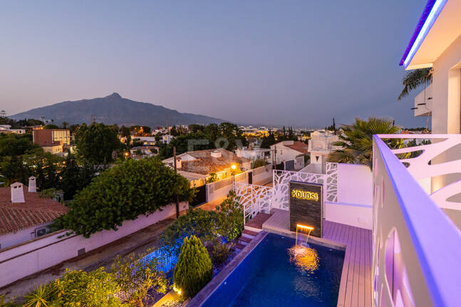 Ljus samtida villa i Nueva Andalucía med havs- och bergsutsikt