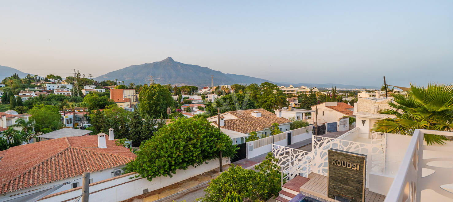 Bright contemporary villa in Nueva Andalucía with sea and mountain views