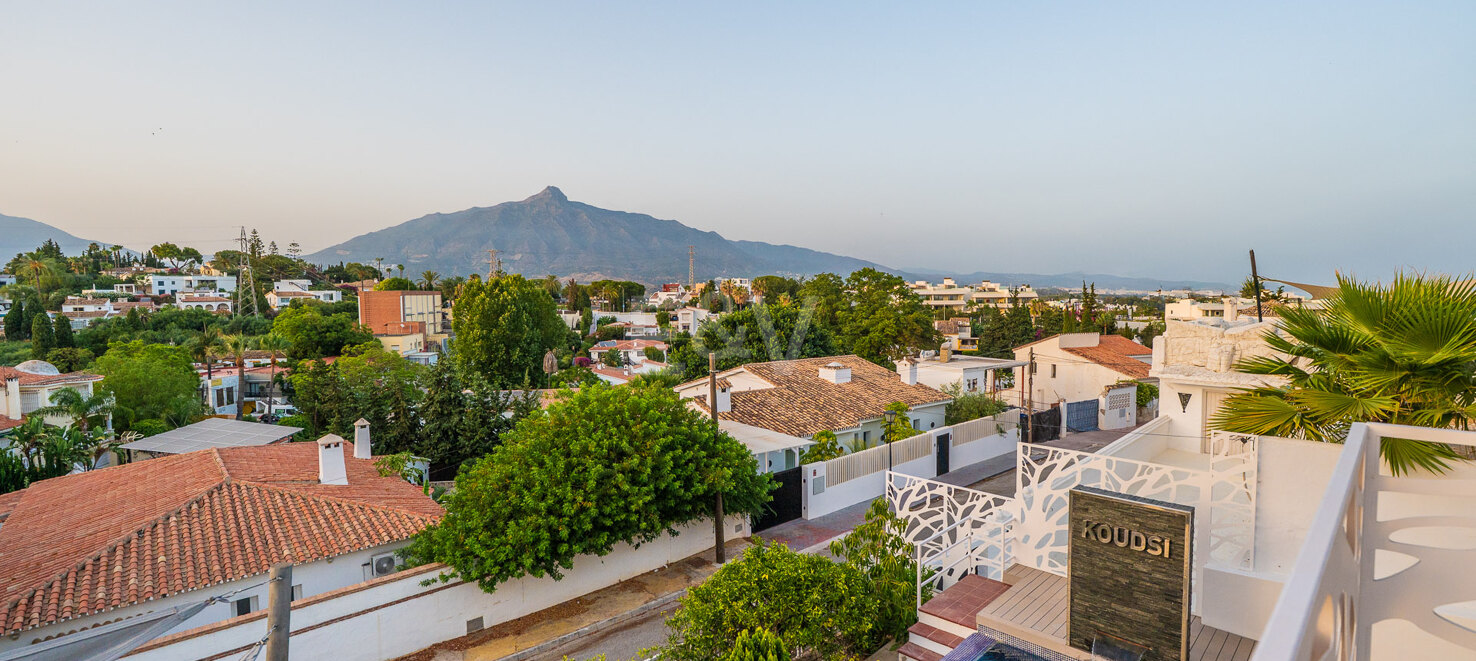 Ljus samtida villa i Nueva Andalucía med havs- och bergsutsikt