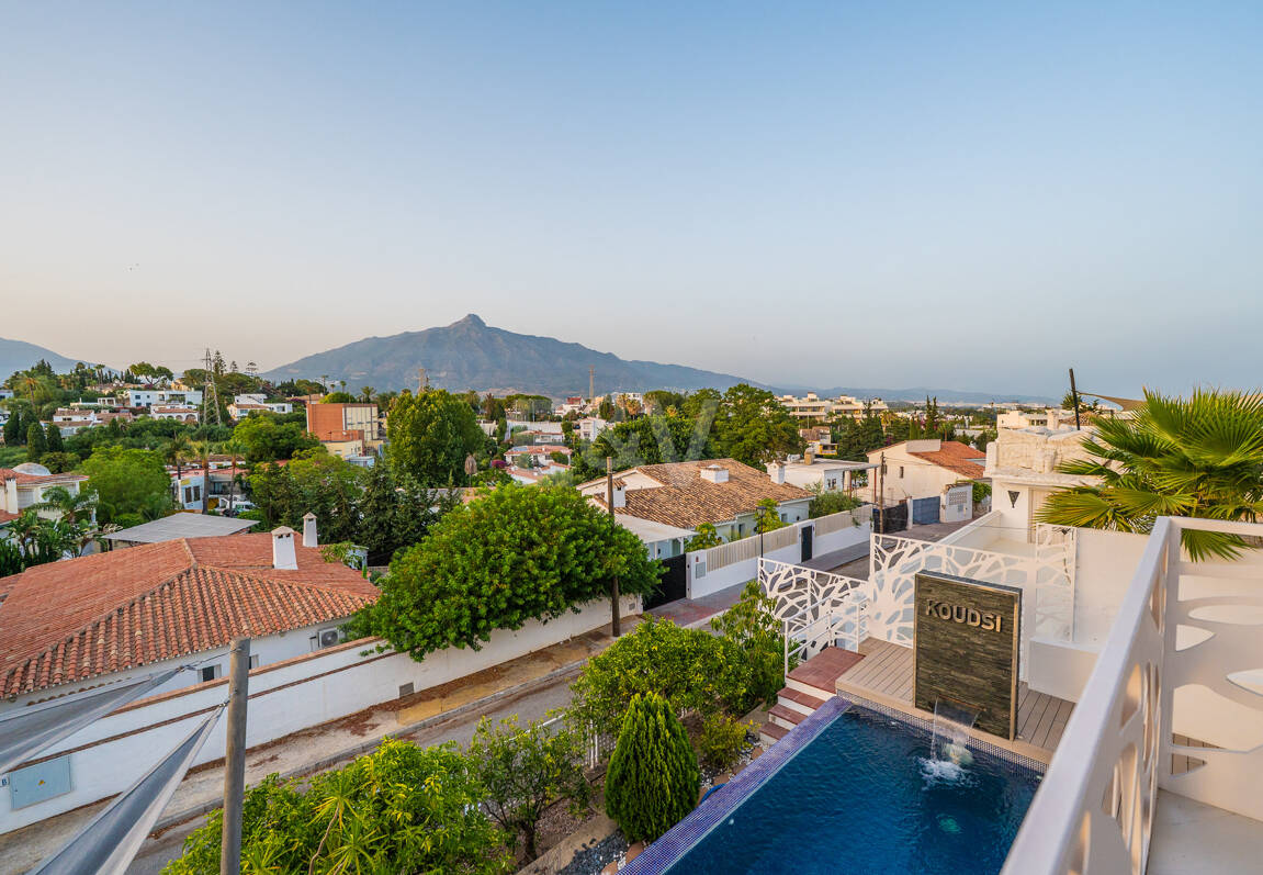 Ljus samtida villa i Nueva Andalucía med havs- och bergsutsikt