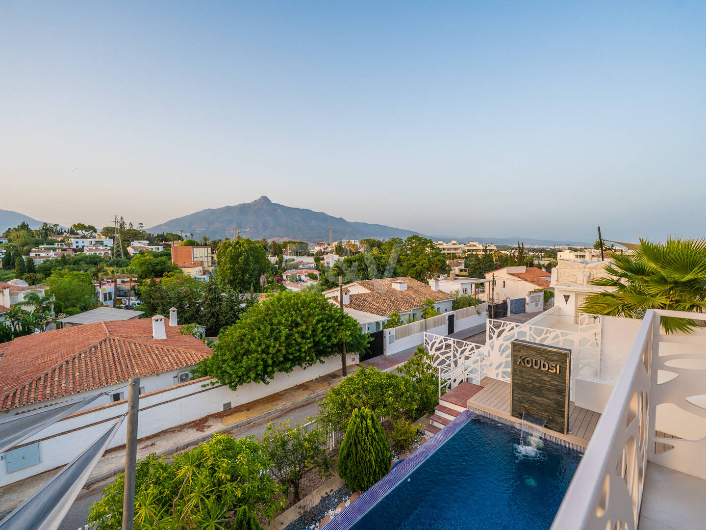 Ljus samtida villa i Nueva Andalucía med havs- och bergsutsikt