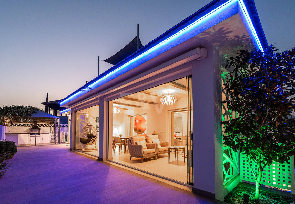 Ljus samtida villa i Nueva Andalucía med havs- och bergsutsikt