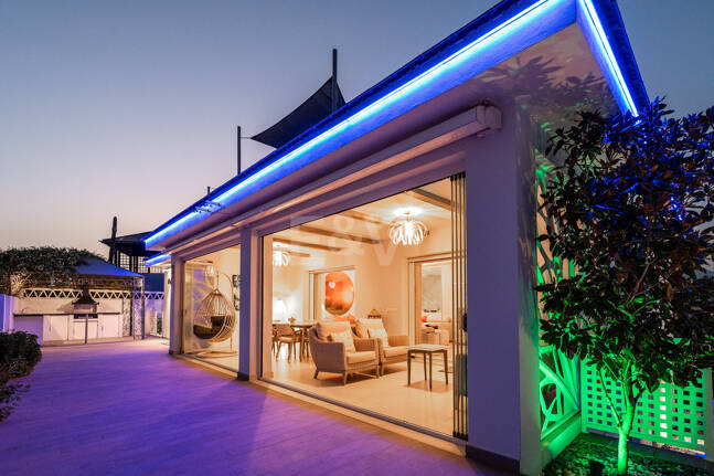 Ljus samtida villa i Nueva Andalucía med havs- och bergsutsikt