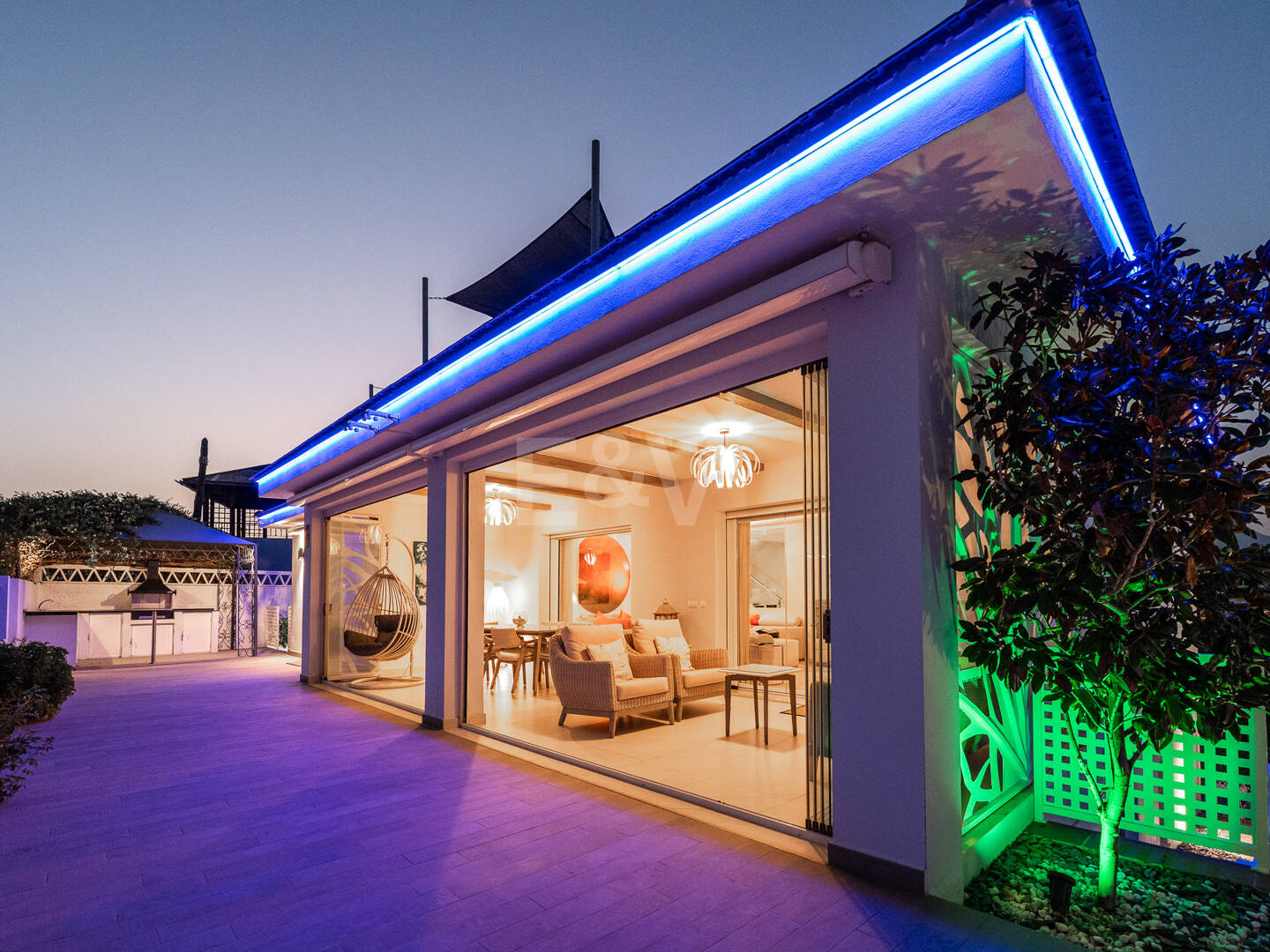 Villa moderna y luminosa en Nueva Andalucía con vistas al mar y a la montaña.