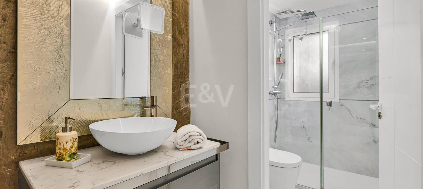 Bright contemporary villa in Nueva Andalucía with sea and mountain views