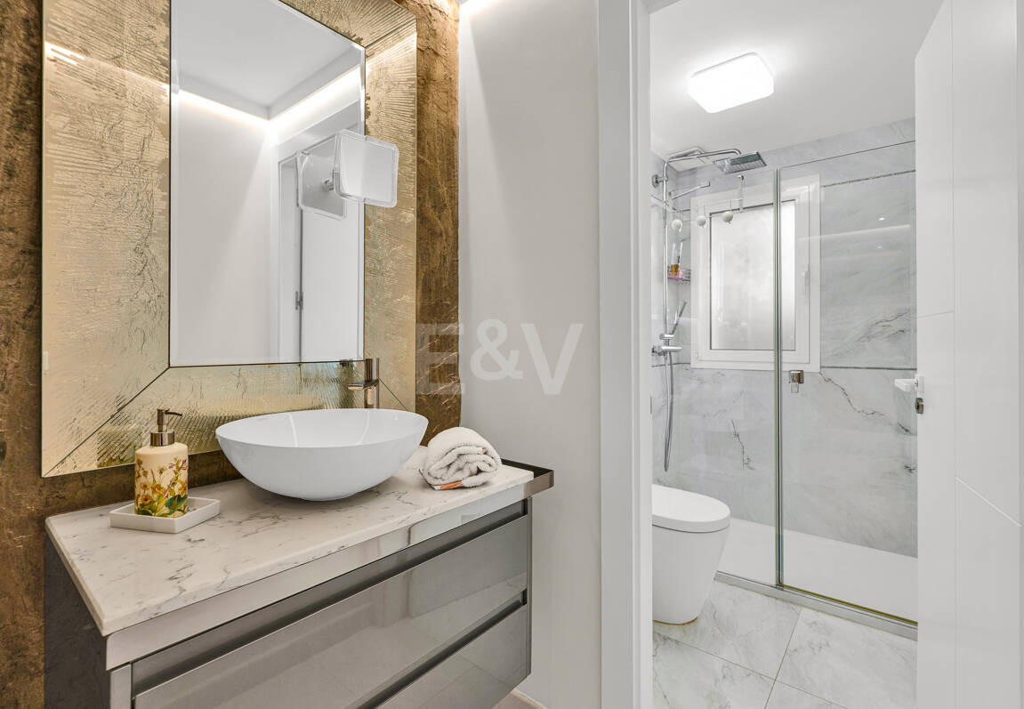 Ljus samtida villa i Nueva Andalucía med havs- och bergsutsikt