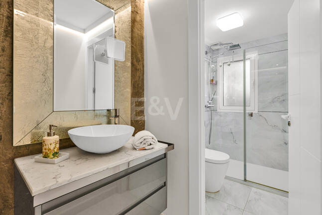 Ljus samtida villa i Nueva Andalucía med havs- och bergsutsikt