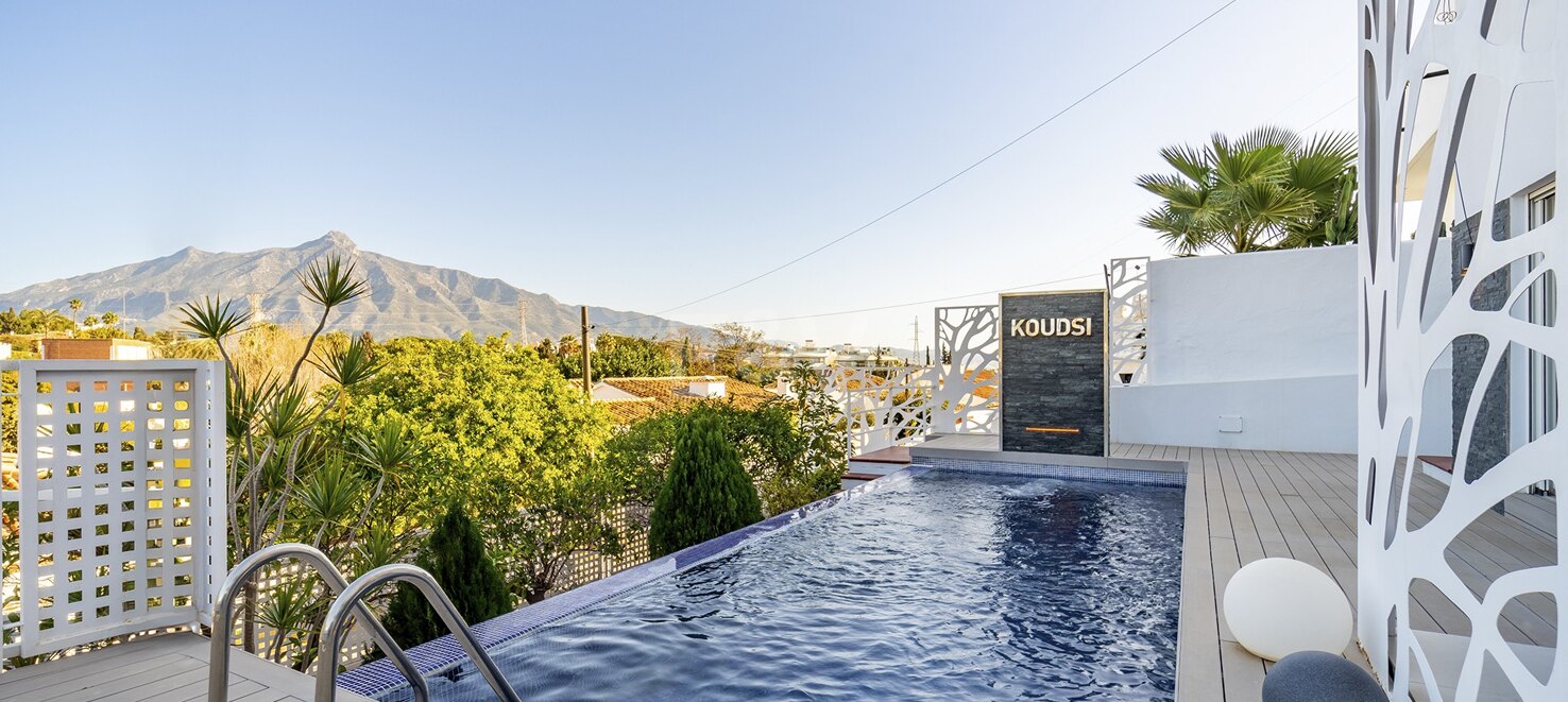 Villa moderna y luminosa en Nueva Andalucía con vistas al mar y a la montaña.