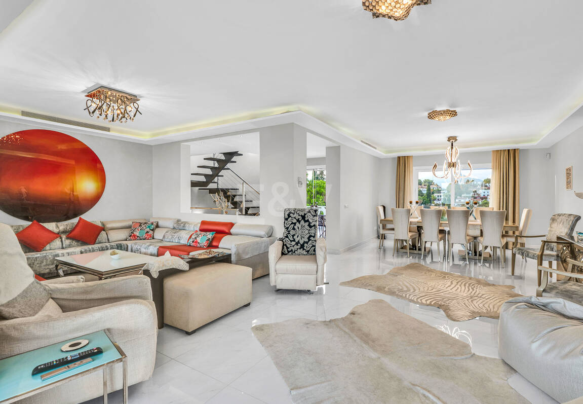 Ljus samtida villa i Nueva Andalucía med havs- och bergsutsikt