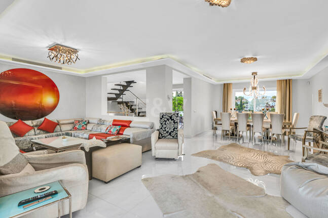 Ljus samtida villa i Nueva Andalucía med havs- och bergsutsikt