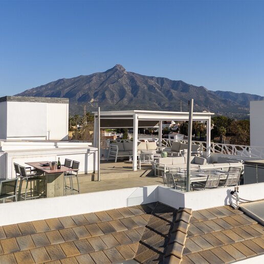 Villa moderna y luminosa en Nueva Andalucía con vistas al mar y a la montaña.