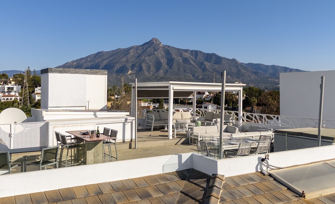 Villa moderna y luminosa en Nueva Andalucía con vistas al mar y a la montaña.