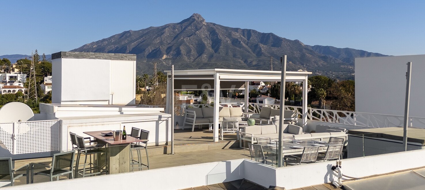 Villa moderna y luminosa en Nueva Andalucía con vistas al mar y a la montaña.