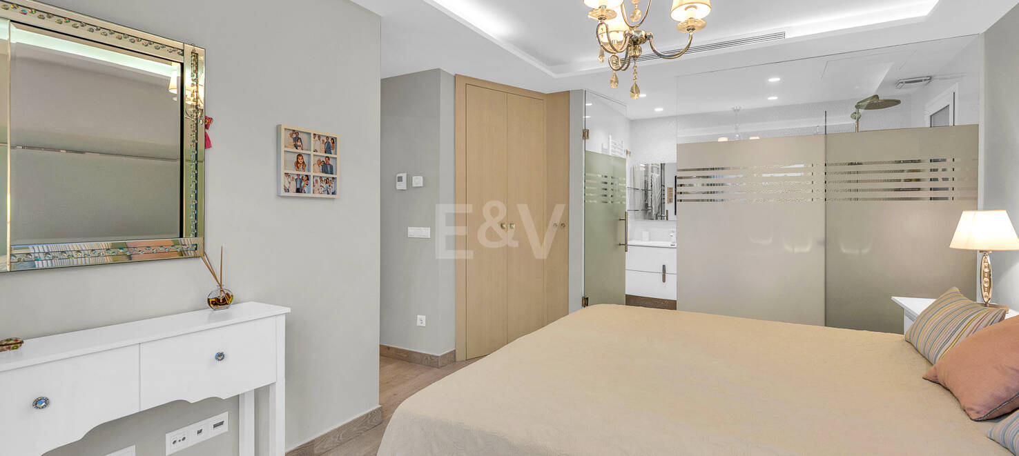 Bright contemporary villa in Nueva Andalucía with sea and mountain views