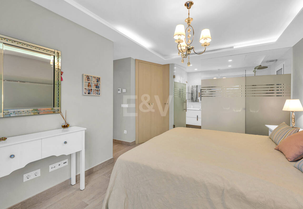 Ljus samtida villa i Nueva Andalucía med havs- och bergsutsikt