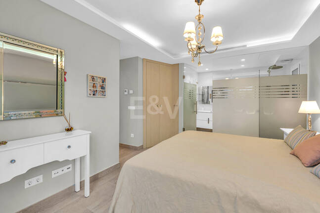 Ljus samtida villa i Nueva Andalucía med havs- och bergsutsikt