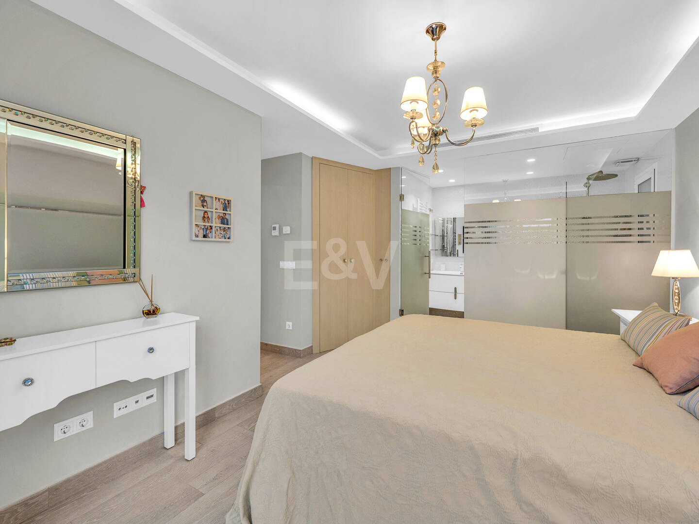 Villa moderna y luminosa en Nueva Andalucía con vistas al mar y a la montaña.