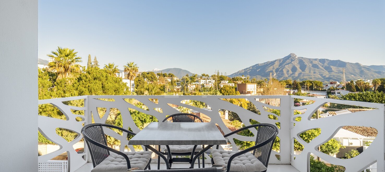 Villa moderna y luminosa en Nueva Andalucía con vistas al mar y a la montaña.