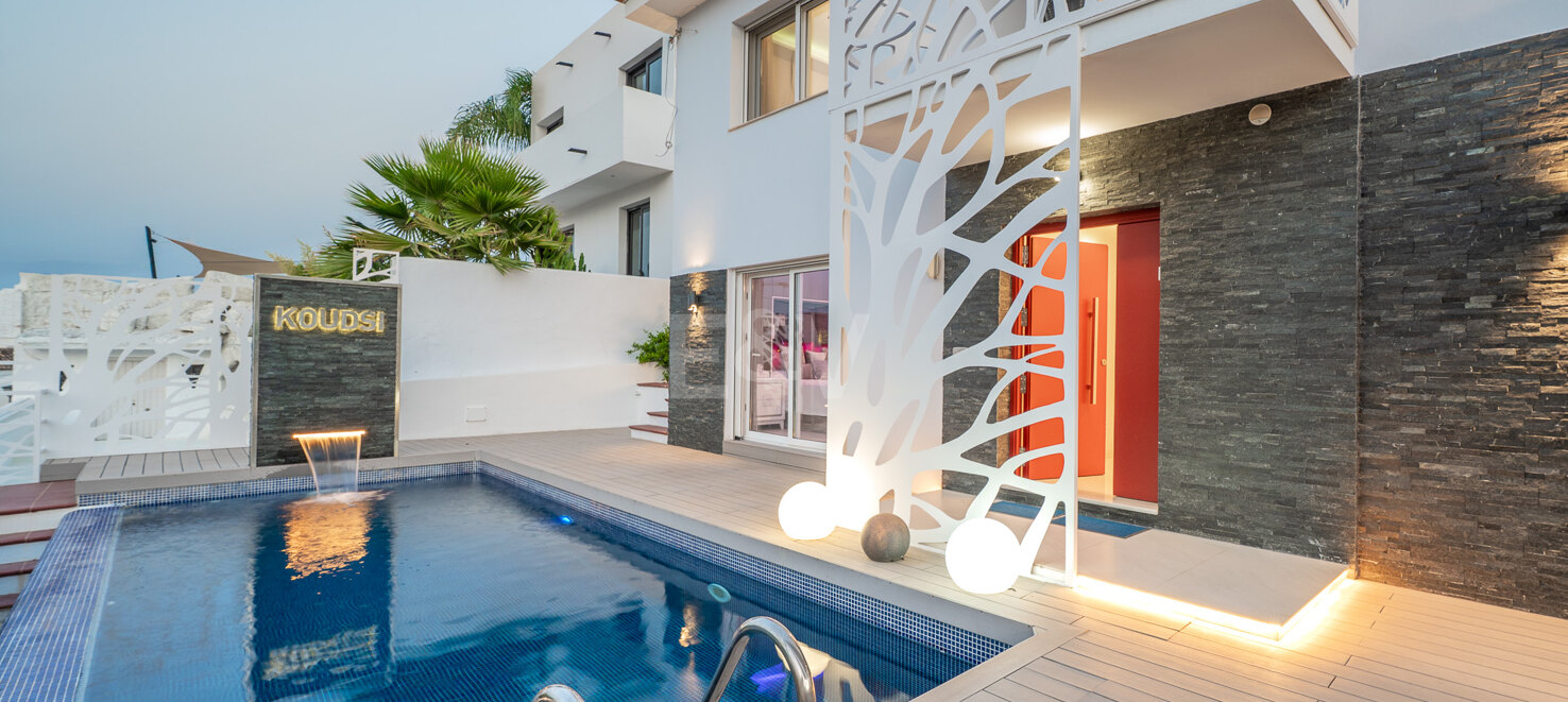 Ljus samtida villa i Nueva Andalucía med havs- och bergsutsikt