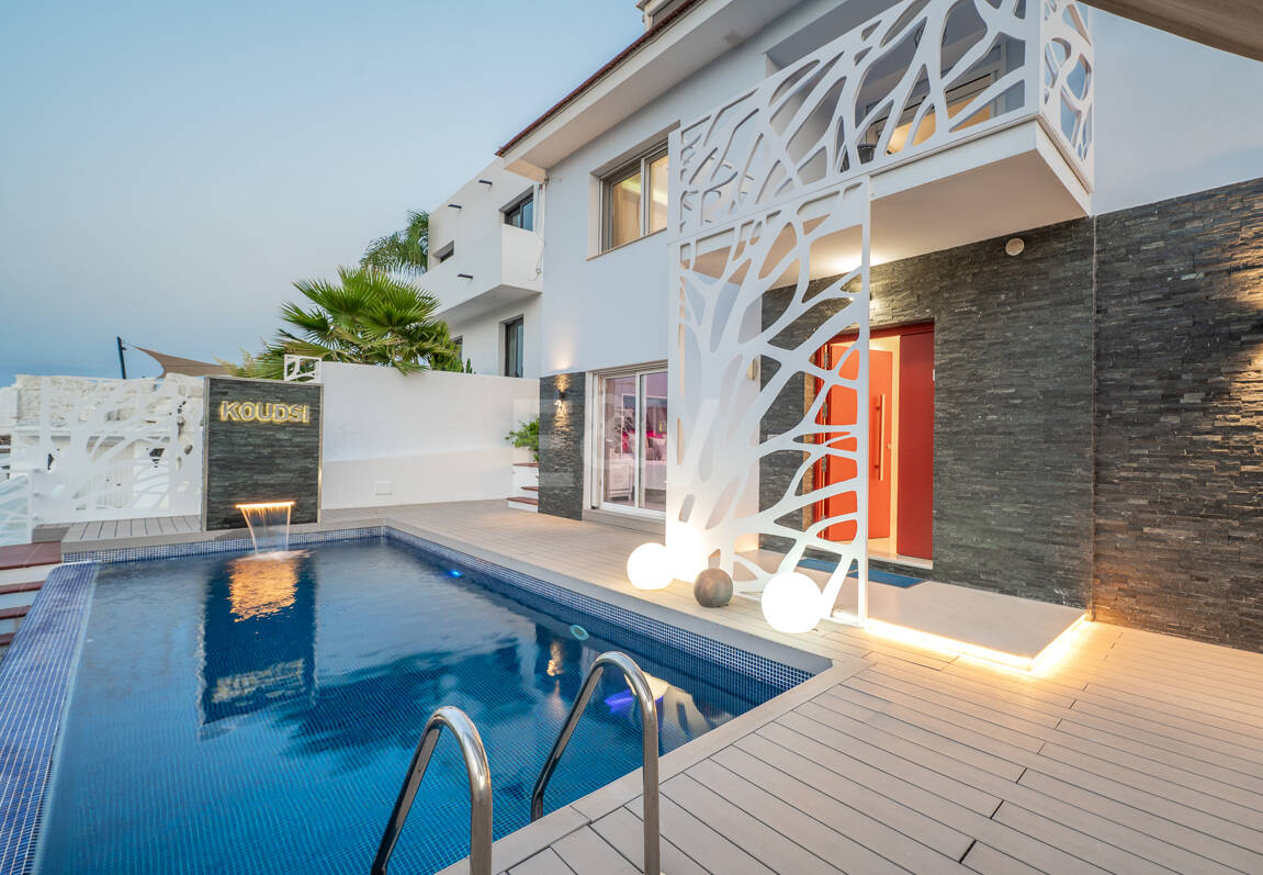 Ljus samtida villa i Nueva Andalucía med havs- och bergsutsikt