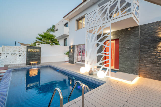 Ljus samtida villa i Nueva Andalucía med havs- och bergsutsikt