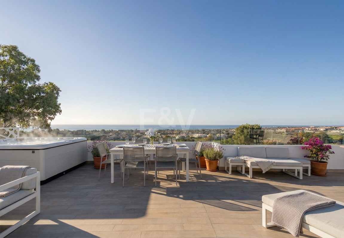 Ljus samtida villa i Nueva Andalucía med havs- och bergsutsikt