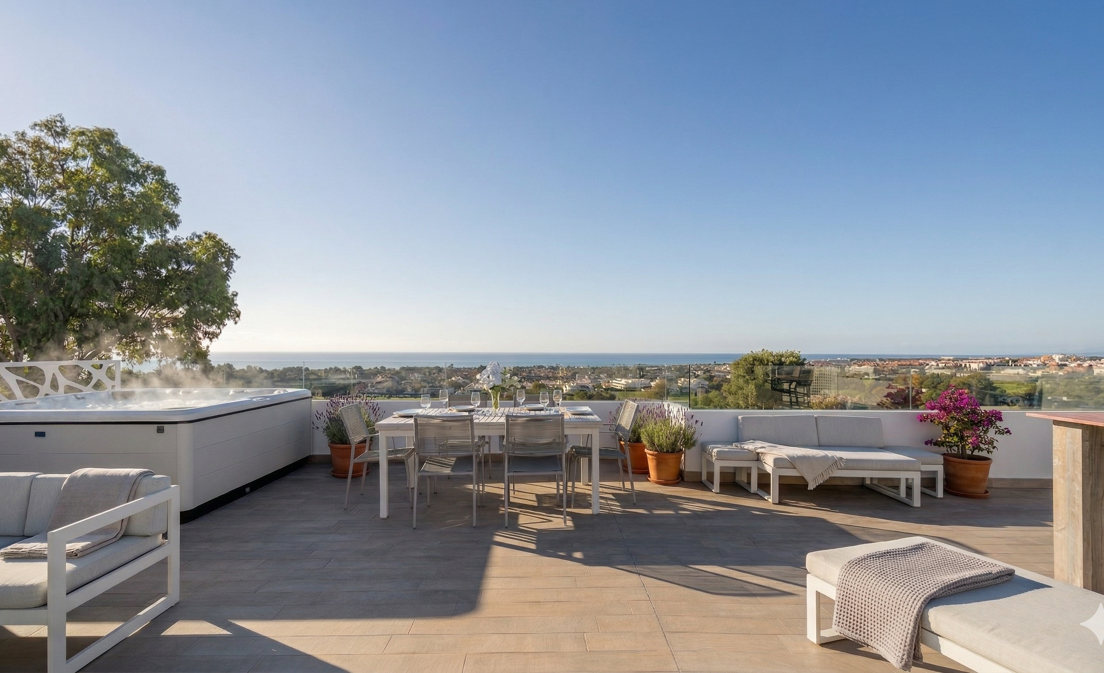 Moderne Villa in Nueva Andalucía mit Blick aufs Meer und die Berge.