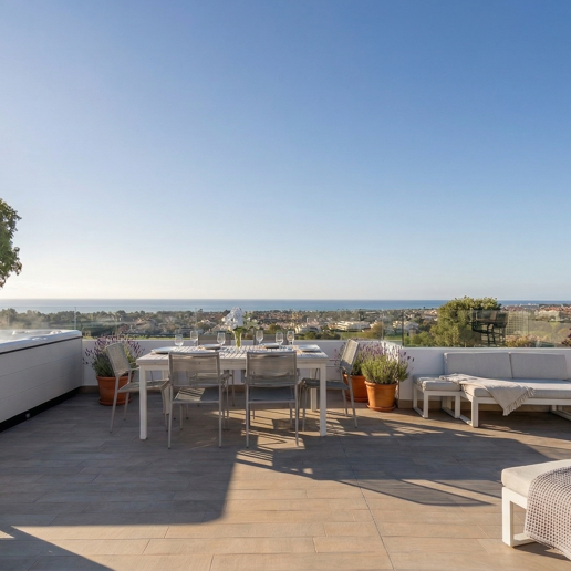 Ljus samtida villa i Nueva Andalucía med havs- och bergsutsikt