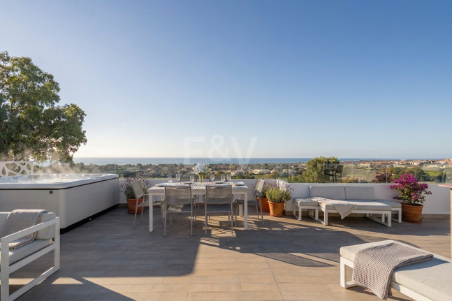 Ljus samtida villa i Nueva Andalucía med havs- och bergsutsikt