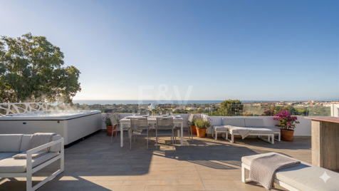 Villa moderna y luminosa en Nueva Andalucía con vistas al mar y a la montaña.