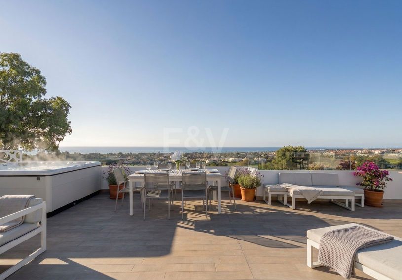 Ljus samtida villa i Nueva Andalucía med havs- och bergsutsikt