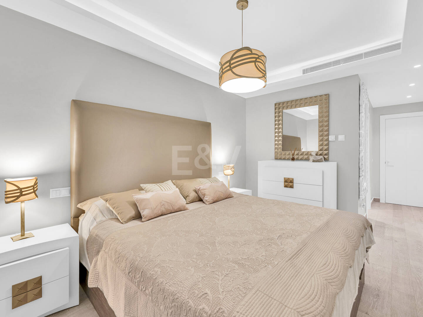 Ljus samtida villa i Nueva Andalucía med havs- och bergsutsikt