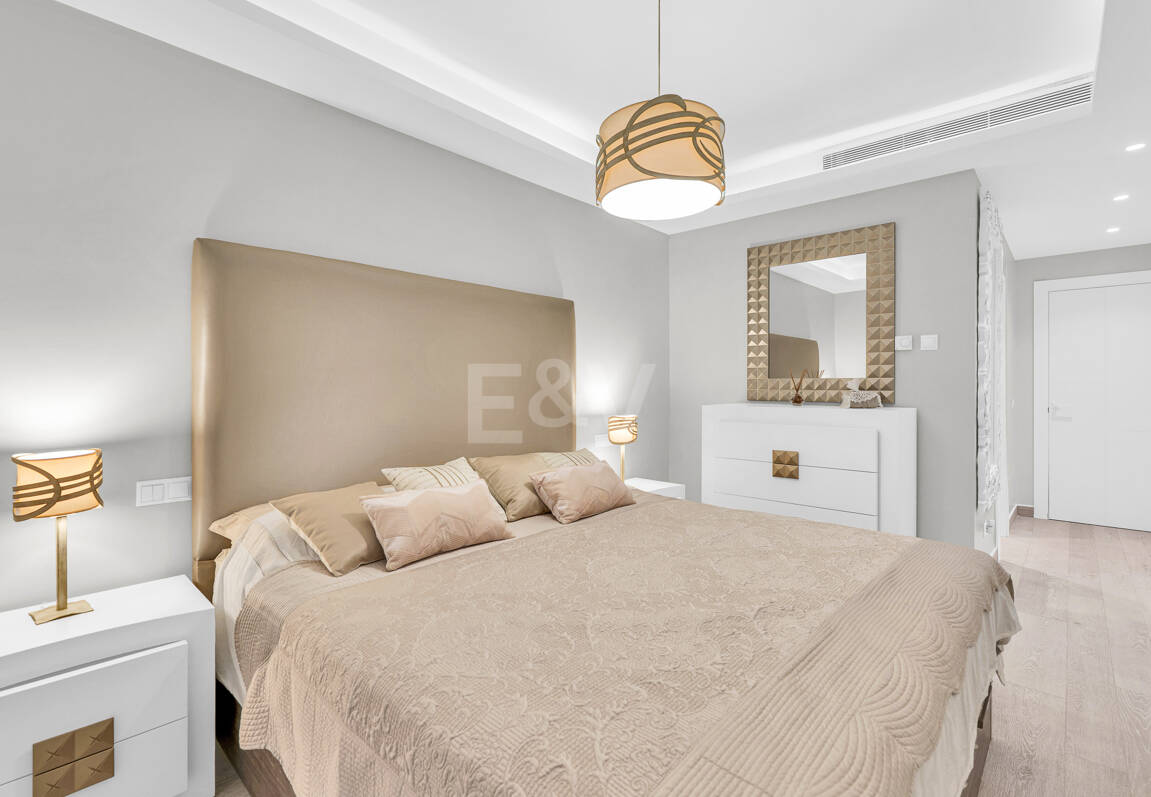 Ljus samtida villa i Nueva Andalucía med havs- och bergsutsikt