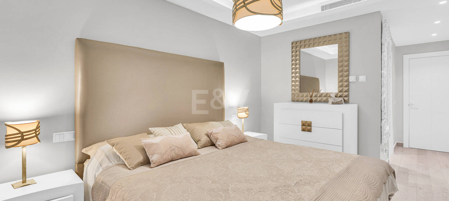 Bright contemporary villa in Nueva Andalucía with sea and mountain views