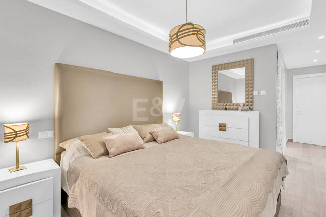 Ljus samtida villa i Nueva Andalucía med havs- och bergsutsikt