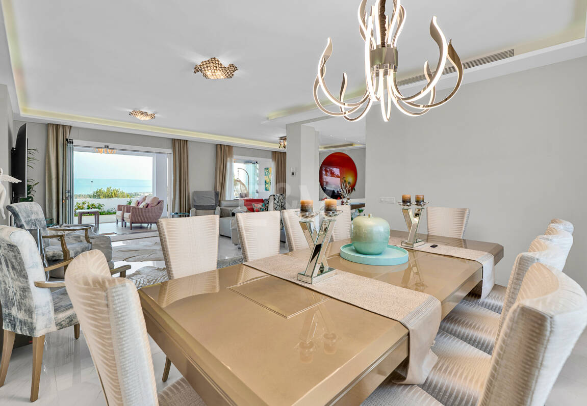 Ljus samtida villa i Nueva Andalucía med havs- och bergsutsikt